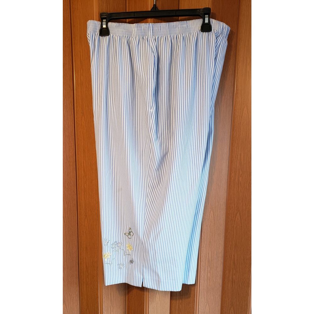 BonWorth XL blue & white capris with flower and butterfly embroidered on hem